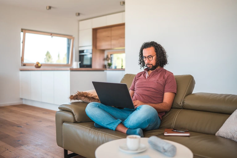 man applying for an installment loan in Ohio on his laptop